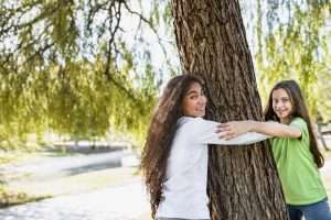 Abraza un árbol, el también es parte de la Naturaleza